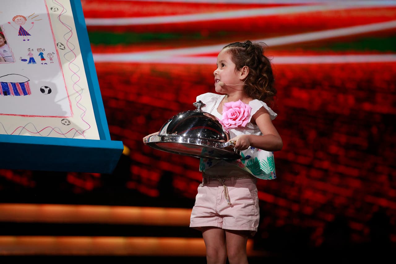 Desde que hablamos por primera vez con Danna, la tapatía se dijo orgullosa de ser originaria del mismo estado de la República Mexicana de donde es Galilea. Fue en la gala tres que Danna sorprendió a Gali con un regalo.
