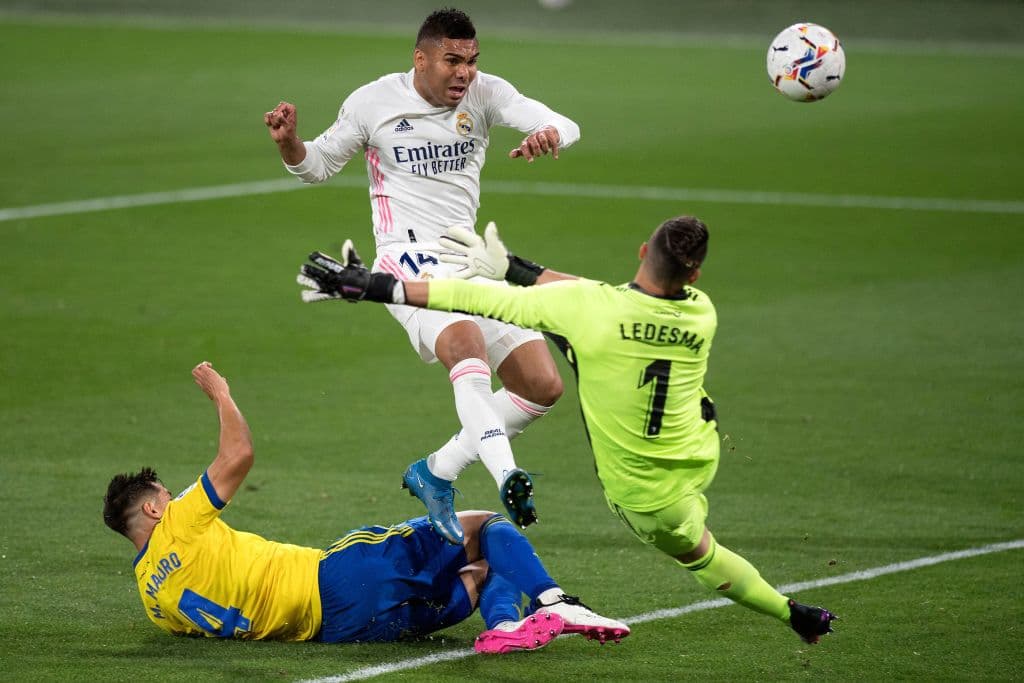 Con dos goles y una asistencia, Karim Benzema se echa el equipo al hombro y 'los blancos' vencen 0-3 al Cádiz en la jornada 31 del futbol español.