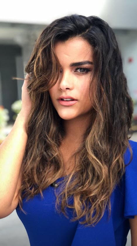 Sin embargo, esta semana nos sorprendió al mostrarse con su cabello al natural.