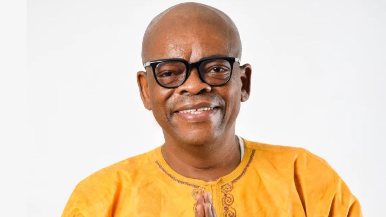 Muere actor Seth Kwame Dzokoto tras sufrir emergencia médica durante programa de radio en vivo