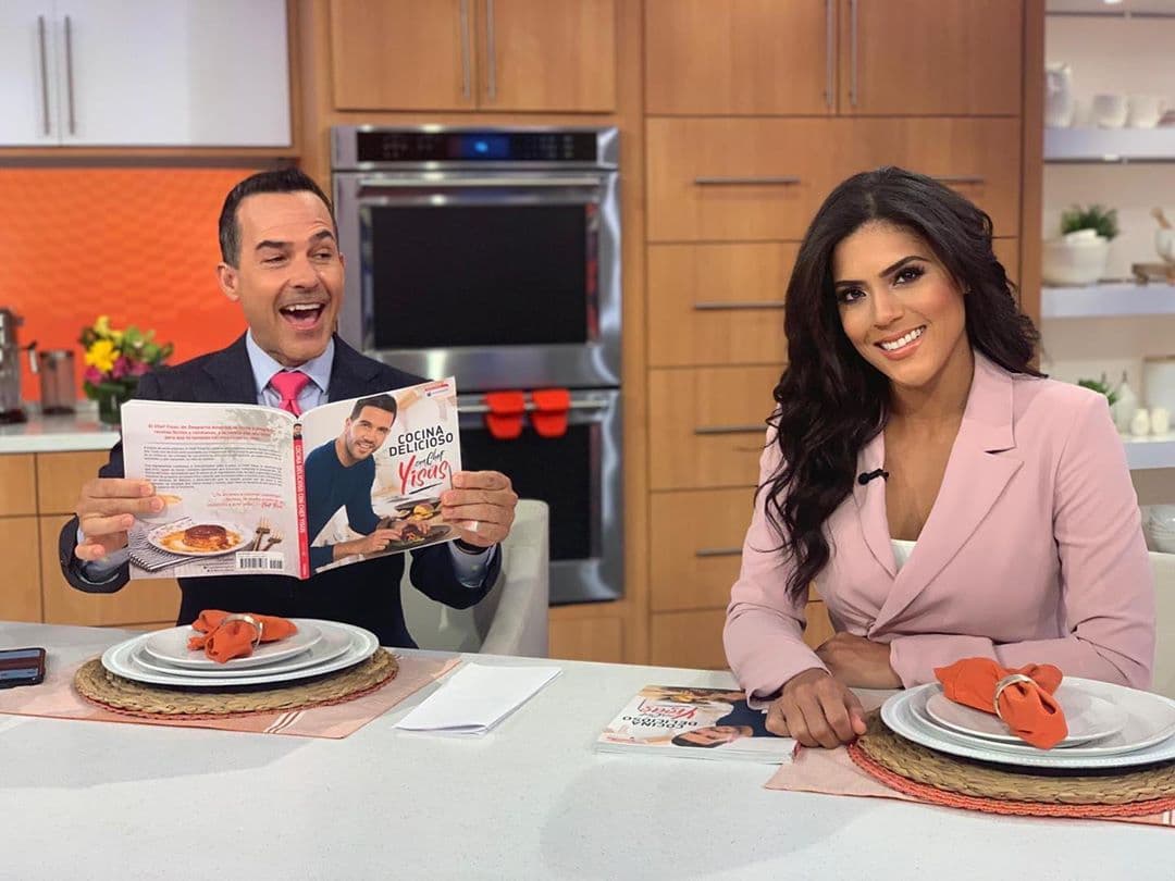 Guardando la distancia necesaria con Carlitos, ambos disfrutaron la salida a la venta del libro del chef Yisus.