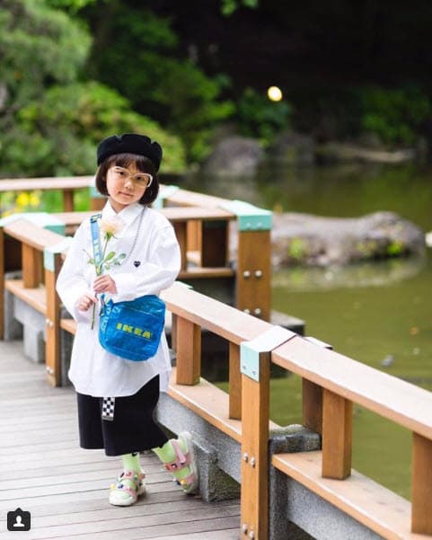 Esta pequeña modela para importantes marcas como Ralph Lauren y Moschino. En su cuenta de Instagram tiene más de 525k seguidores.