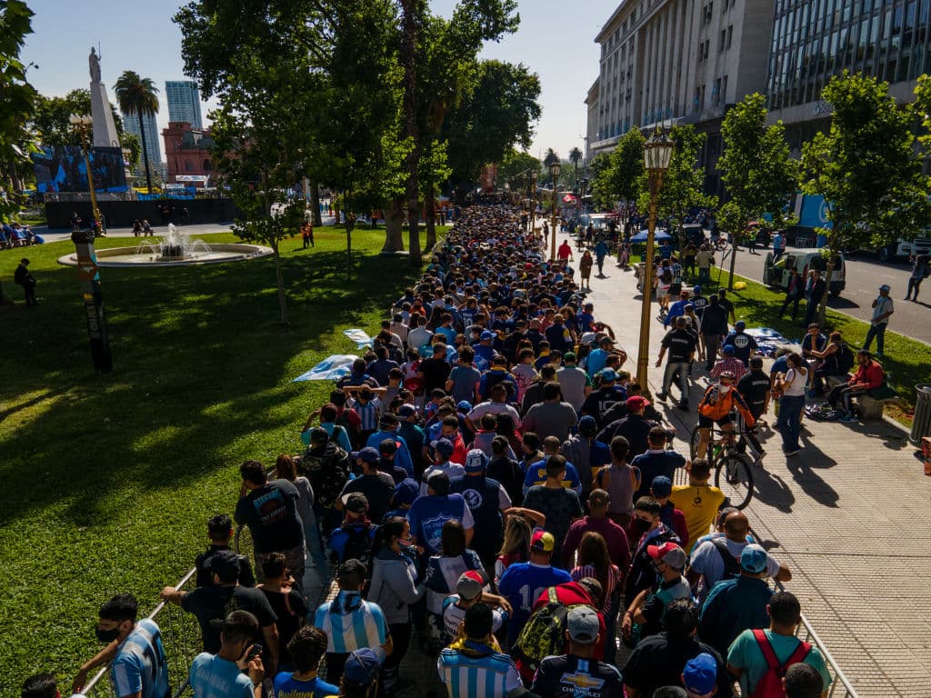 La enorme fila de fanáticos que buscaban llegar a mirar el féretro de Maradona se extendió por más de siete calles del centro de Buenos Aires.