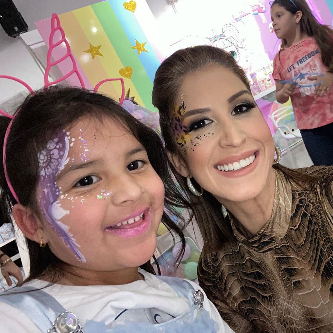 Elyangélica González es madre de dos niñas y un hijo adolescente. La más pequeña es Sofía, quien la enamora con su ternura y ocurrencias.