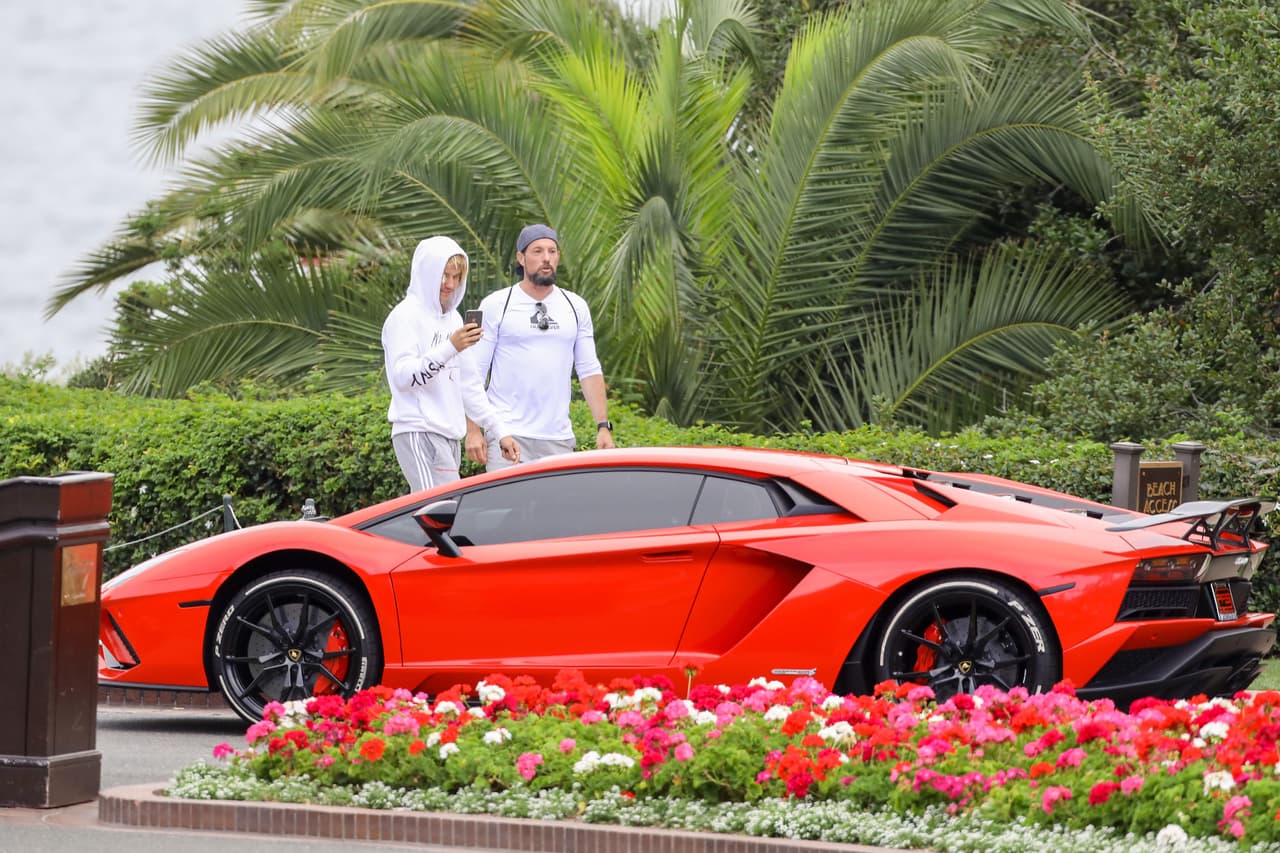 Justin Bieber pasó algunos días de la semana pasada en el hotel de playa Montage hasta donde le fue entregado su
<b> <a href="https://www.univision.com/noticias/lamborghini/este-es-el-nuevo-lamborghini-aventador-s-fotos#1a0f2a880000" target="_blank">Lamborghini Aventador S</a>, valorado en casi 500,000</b> dólares. En cuanto lo vio, el cantante comenzó a tomar fotos y video con su celular.