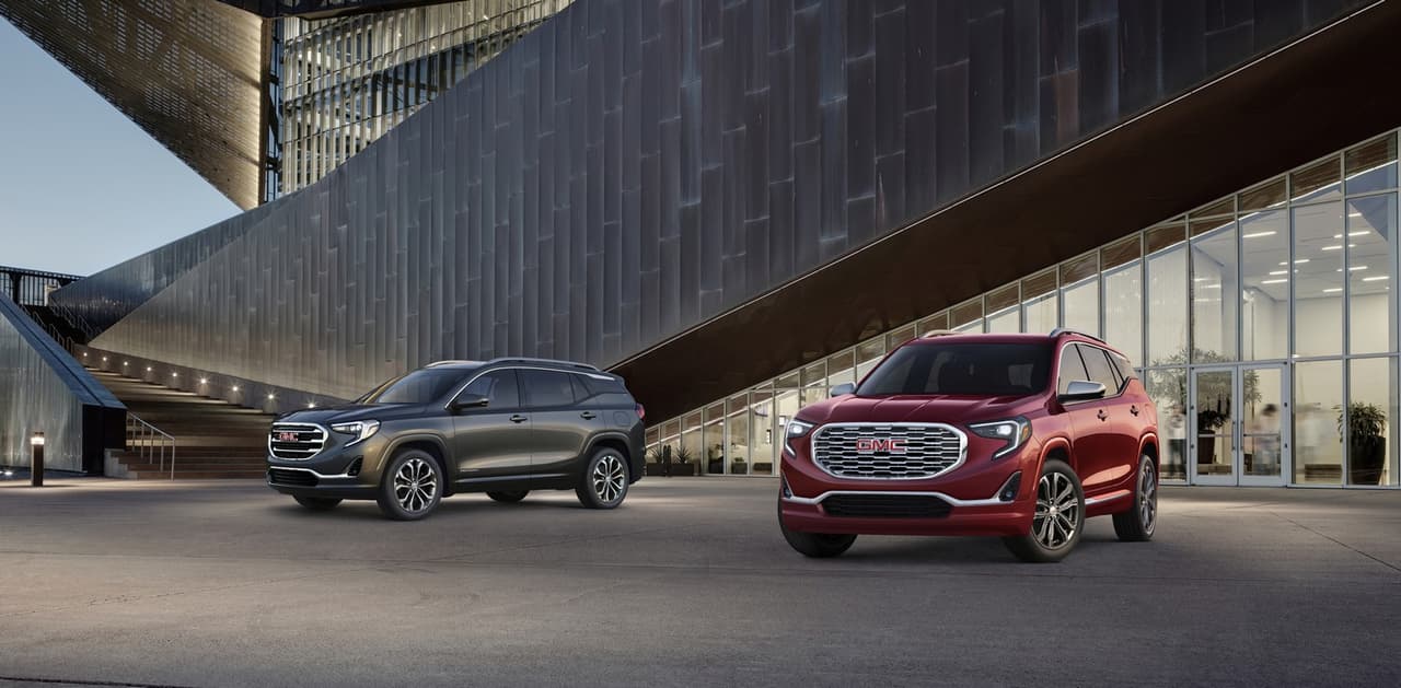 La GMC Terrain comparte la gama con su versión Denali (aquí en color rojo), la cual presenta algunas opciones de equipamiento que representan el tope de gama de este modelo, como por ejemplo, su parrilla en forma de panal de abejas enteramente cromada.