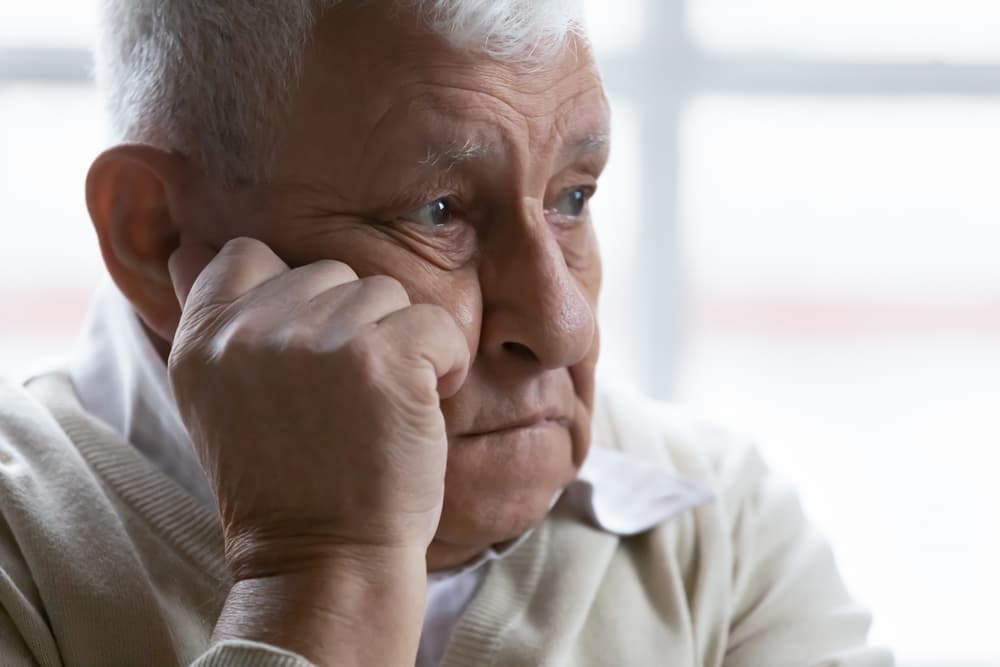 <b>CAPRICORNIO</b>
<br>No es que sean pesimistas, pero ellos tienden a ver el vaso medio vacío, así que cuando los alberga la tristeza, pueden perder la esperanza y la motivación. Dejan que el pesar los invada y no quieren hacer nada, pierden el interés en muchas cosas, aunque las sigan haciendo por rutina, inercia o hasta compromiso.