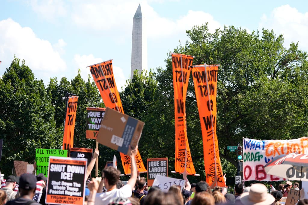 <b>Las críticas a la redistritación en Texa</b>s, respaldada por Trump, 
<a href="https://www.univision.com/shows/noticiero-univision/senado-de-texas-aprueba-nuevo-mapa-electoral-que-favorece-a-los-republicanos-video">se entrelazan con protestas en DC</a>, ya que demócratas ven un riesgo para el equilibrio congressional. Este contexto nacional amplifica las acciones en la capital, posicionándolas como parte de una lucha más amplia contra manipulaciones electorales.
<br>