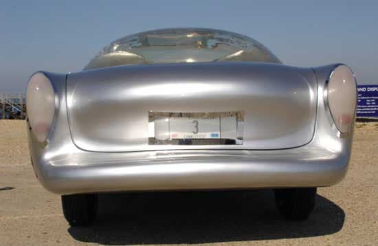 El Aurora podía ser elevando a través de gatos mecánicos controlados desde el interior del vehículo, una característica que vimos luego en el famoso Match 5 de la serie animada Meteoro (Speed Racer).