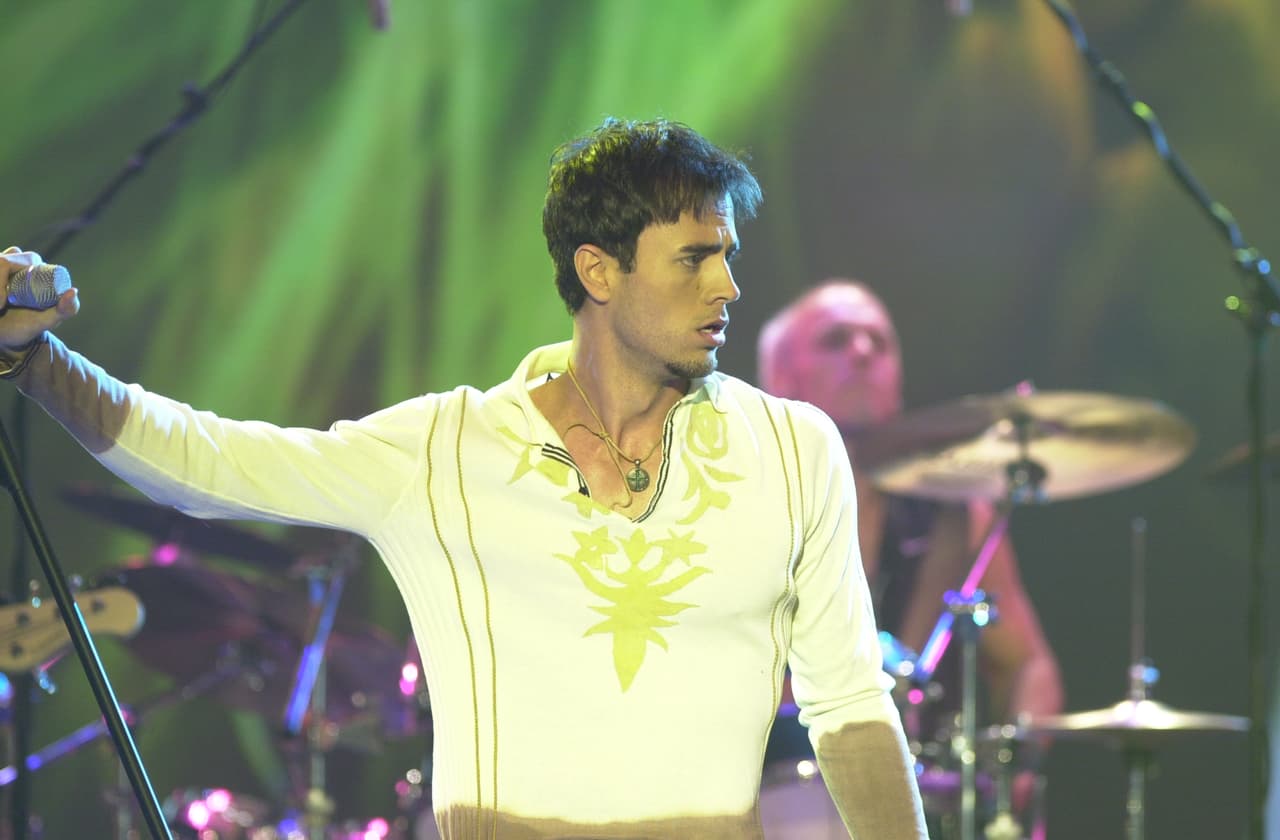 Las fans de Enrique Iglesias enloquecieron cuando el español cantó dos de sus éxitos del momento: 'Escapar' y 'Héroe'. Además, por está última, también fue acreedor al premio Video del Año. 'Héroe' fue dirigido por Joseph Kahn, director que ha trabajado con artistas como Janet Jackson, Eminem y Mariah Carey.