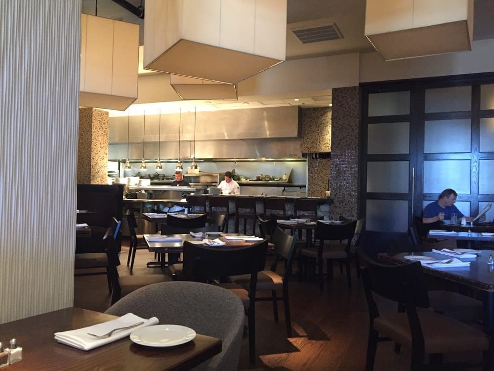 <b>Vivace </b>
<br>Dirección: 4209 Lassiter Mill Rd Ste 115 Raleigh, NC. 27609
<br>Teléfono: (919) 787-7747
<br>Sitio web: 
<a href="http://www.vivaceraleigh.com">http://www.vivaceraleigh.com</a> 
<br>
<b><a href="https://www.yelp.com/map/vivace-raleigh">Cómo llegar</a></b>
<br>
<br>Una usuaria de Yelp dijo: “Este lugar es pecaminosamente divino. Fuimos allí entre semana para una noche de cita y llamamos más temprano en el día para una reserva por la noche. Lo recomendaría encarecidamente a cualquiera que busque una cena elegante con amigos o una cita nocturna”.