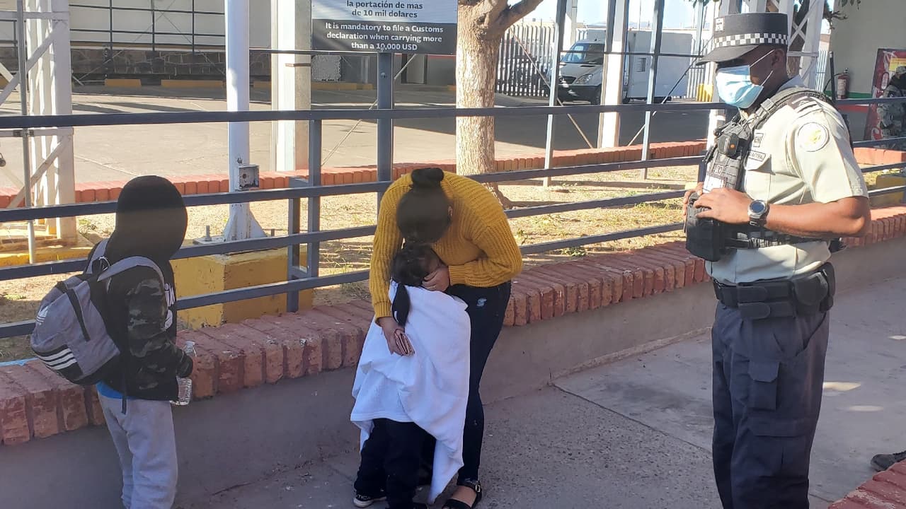 Una madre se reencuentra con su niña luego de cruzar sola la frontera por Arizona