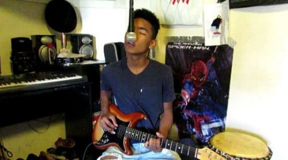 Abel, como los chicos de su edad, prefiere las camisetas y jeans.