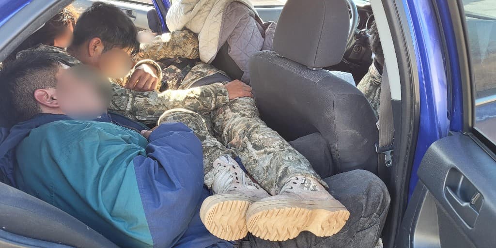 DPS tomó la custodia de un ciudadano estadounidense de 15 años, conductor del vehículo con una placa asociada a otro auto.