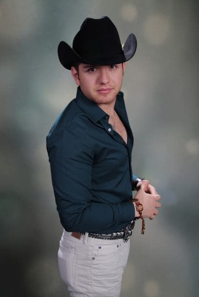 ¡Uff! Tremendo galán, 'El Dasa' llegó bien galán a Premio Lo Nuestro.