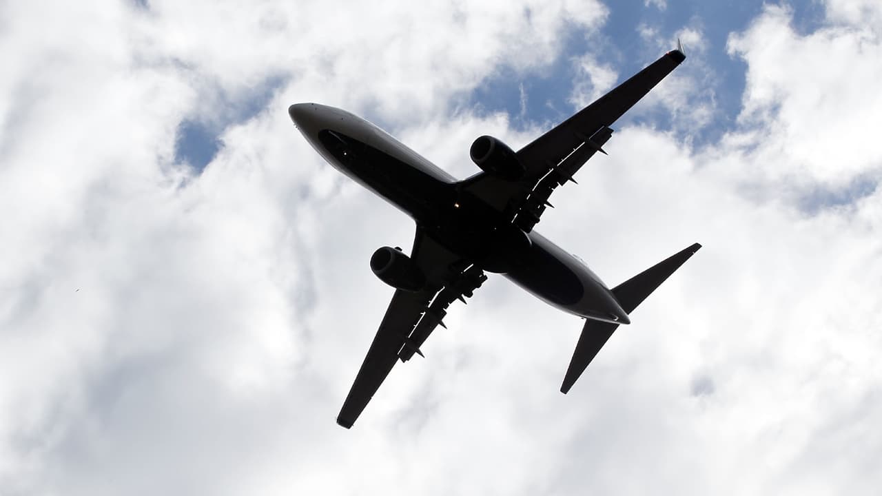 Aerolíneas suspenden vuelos a Venezuela tras aviso de la FAA sobre "aumento de actividad militar"