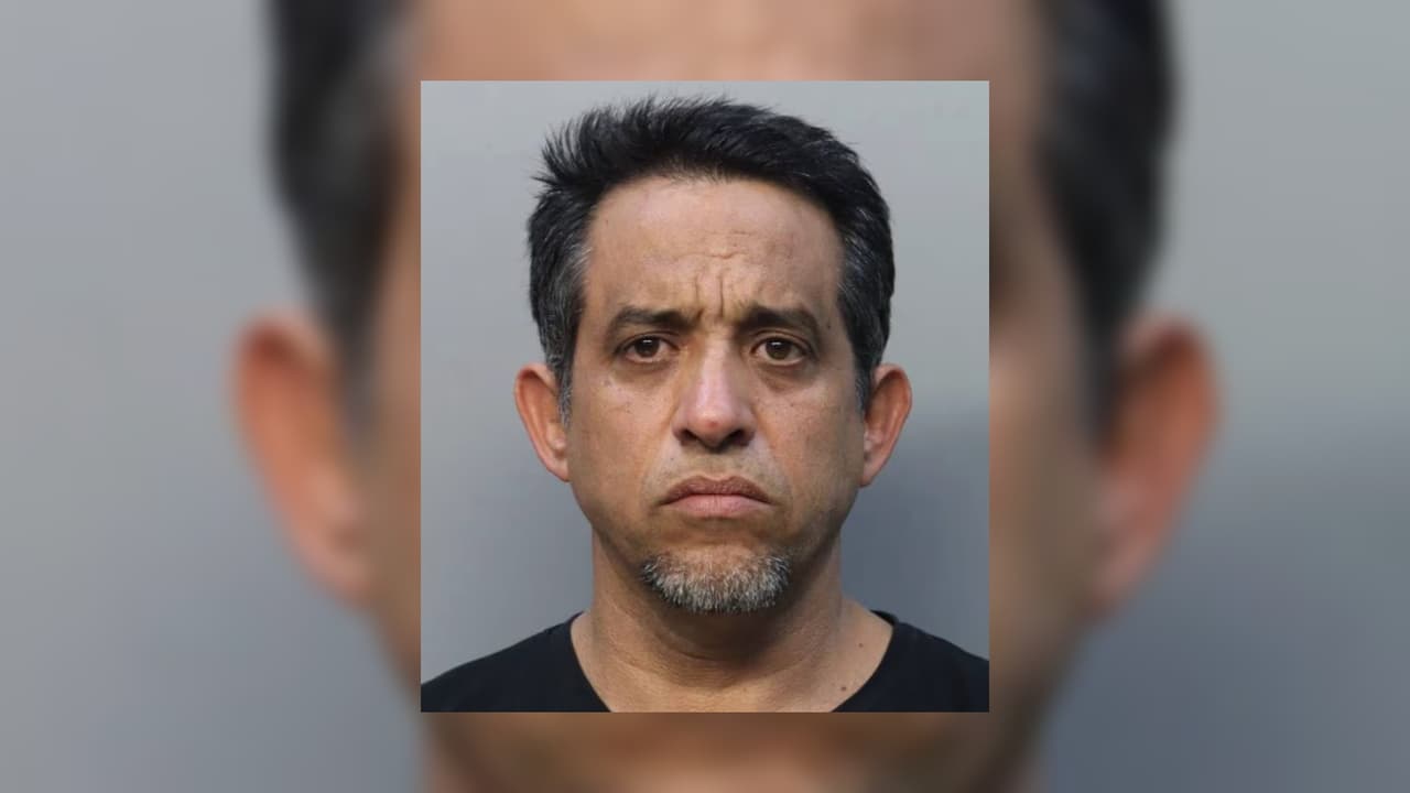 Gastó miles de dólares en juegos de azar y terminó arremetiendo contra las máquinas con un mazo