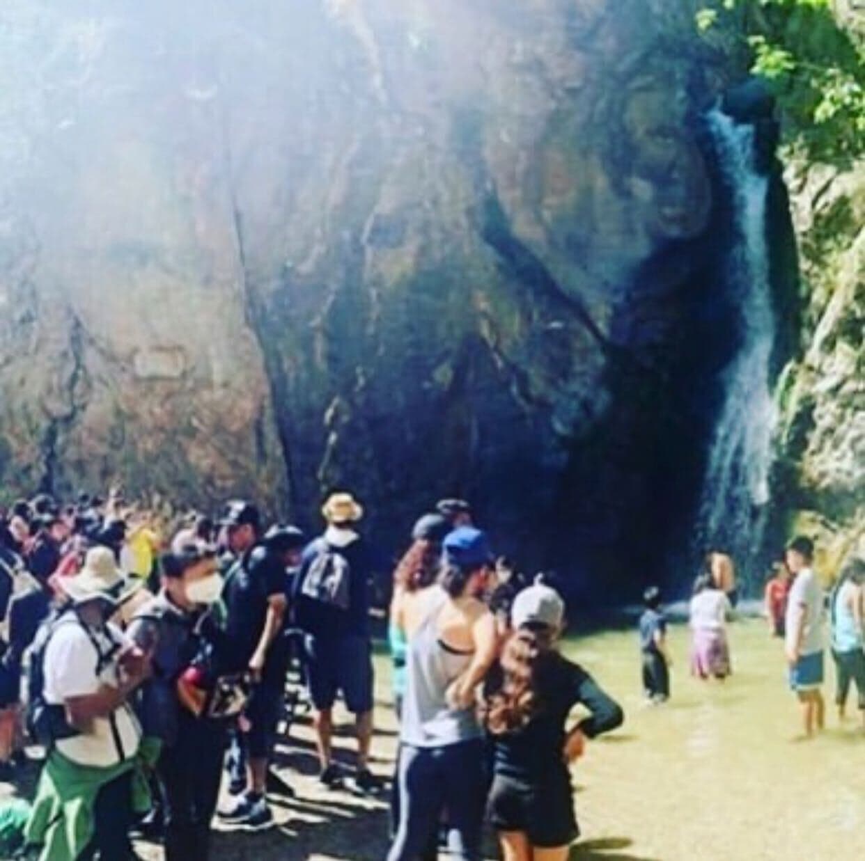 Pero las fotos que se compartieron en las redes sociales reflejaban otro panorama. Las aglomeraciones, acumulación de basura y hasta desechos humanos fueron reportados en las redes sociales por los propios visitantes al reservorio natural.