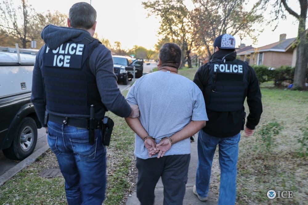 <b>AÑO FISCAL 2017</b>: ICE arrestó a 13,551 inmigrantes indocumentados. El 67 por ciento de estos (9,111) eran criminales que habían sido procesados penalmente, según la agencia.