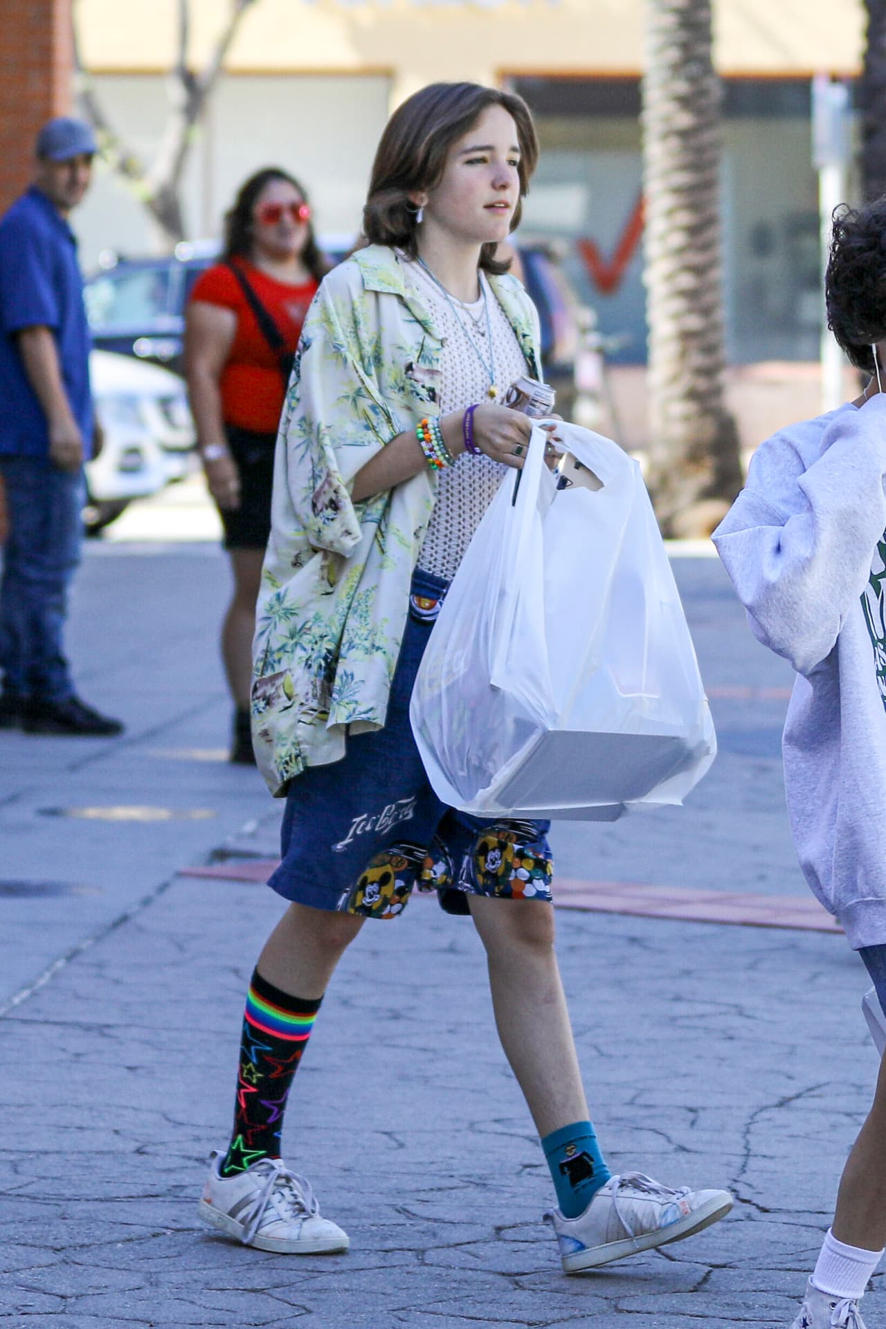 Mientras tanto, su hermanastra traía un 'outfit' mucho más 'skater'. 
<br>