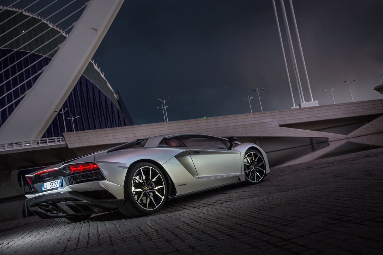 Theo Hernández es el afortunado propietario de un Lamborghini Aventador S con 
<b>motor V12 de 6.5 litros y 740 caballos de fuerza </b>con un torque de 508 libras-pie.