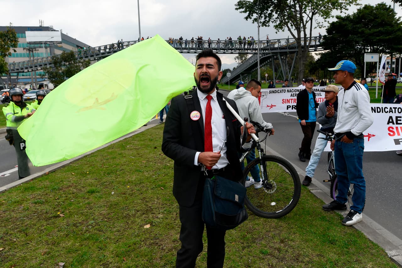 Los estudiantes reclamaron más recursos para la educación pública, mientras que los indígenas exigieron medidas de seguridad para evitar los asesinatos de sus dirigentes y de líderes sociales a manos de grupos armados ilegales, uno de los principales problemas de Duque ante la comunidad internacional.