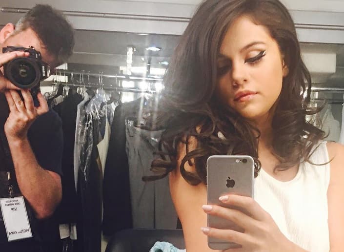 Selena Gomez subió una coqueta selfie de su maquillaje.