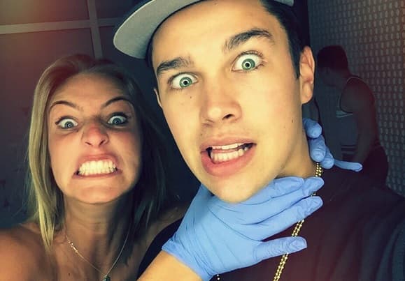 Parece que Austin Mahone anda disfrutando en grande su soltería, pues de Becky G ya se olvidó.