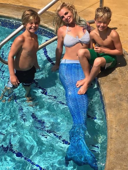Britney Spears se disfrazó de sirena y posó junto a sus pequeños.