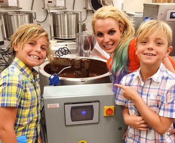 La cantante aprovecha sus días libres para pasar tiempo al lado de sus dos hijos. Aquí los vemos en una fábrica de chocolate.