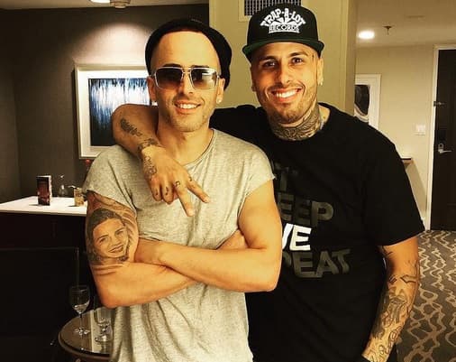 Yandel no dejó pasar la oportunidad de tomarse una foto con Nicki Jam.