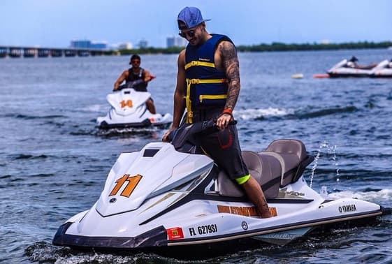 Otro que se la pasó bien en el mar, fue Maluma.