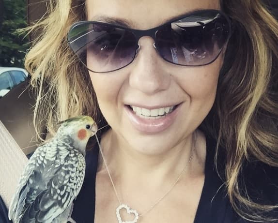 Thalía está fascinada con su mascota. ¡Son inseparables!