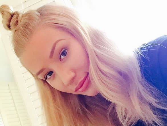 Iggy Azalea compartió una selfie a sus fans mientras iba camino a Australia.