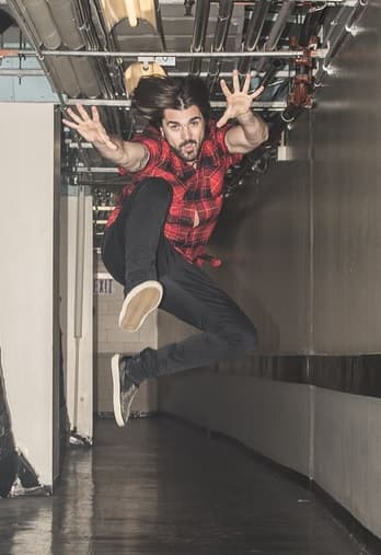 Después de salir del escenario en Nueva York, Juanes se tomó una foto de lo más divertida.