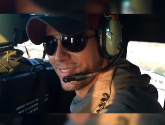 Enrique Iglesias compartió una foto mientras volaba en un helicóptero.