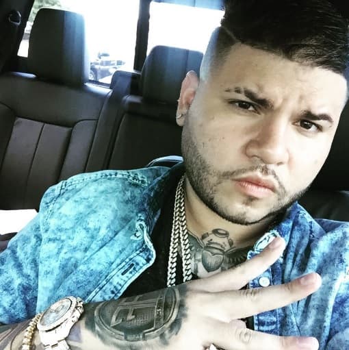 ¿Así o más galán? Farruko presumió una selfie para sus seguidoras en la red.