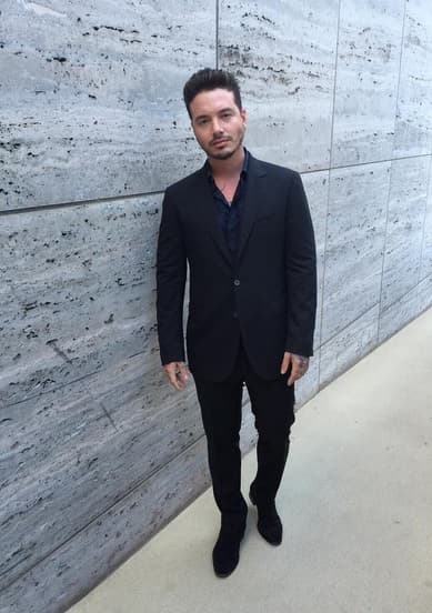 J Balvin subió esta imagen y escribió 'Grey Balvin', lo cual desató los comentarios y piropos de sus fans.