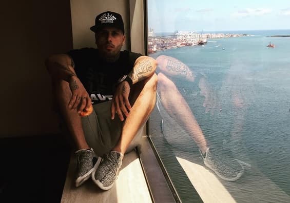 El intérprete de 'Travesuras' regaló una foto sexy para sus fanáticas.