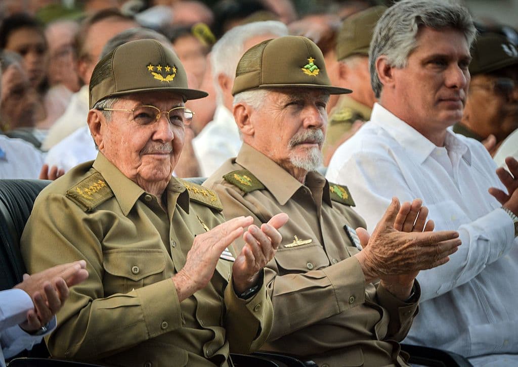Raúl Castro, con el Comandante de la Revolución Ramiro Valdés (centro) y el presidente cubano Miguel Díaz Canel durante el 61º aniversario del ataque al Cuartel Moncada en 2014.