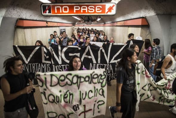 Estudiantes caminan dentro del metro Auditorio rumbo al punto de partida de la marcha.