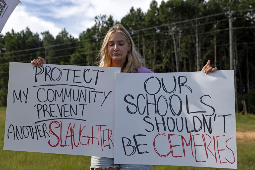 Gretchen Gierlach no perdió a nadie en el tiroteo mortal. Sin embargo, como residente de Winder, reclamó a través de pancartas que se protega a la comunidad para 
<b>prevenir otra matanza</b>. 
<b>"Nuestras escuelas no deben ser cementerios"</b>, expresó en otro mensaje.