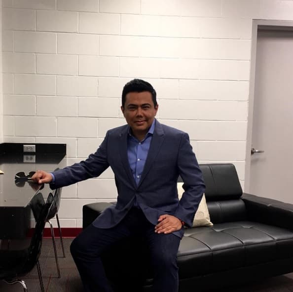 Mientras tanto, Raul estaba en los ensayos de Premio Lo Nuestro.