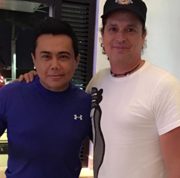 Y no desaprovechó el momento para tomarse foto con Carlos Vives.