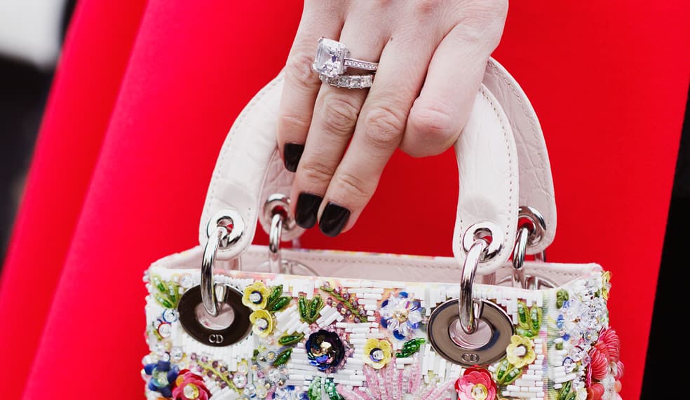 Si no eres muy arriesgada un manicure con un tono vino obscuro es una apuesta segura.