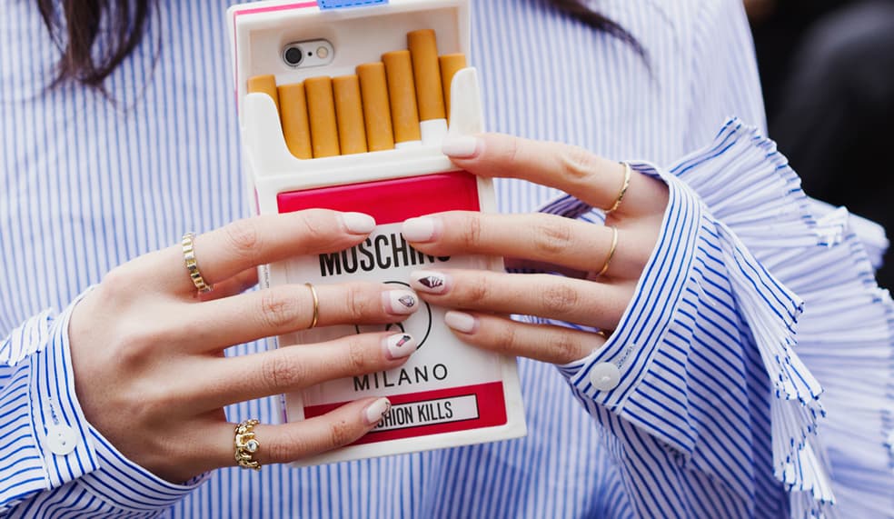 Esta es la propuesta más divertida. Las estampas (la del helado es mi favorita) le dan un twist a lo que podría ser un simple manicure en tono beige. Del look también nos encantan los anillos y el phone case.