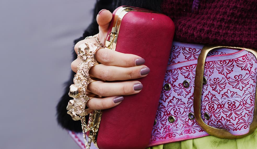 El tono lila es perfecto para las que nos les gusta llevar diseños. Una capa de base de barniz, dos del barniz del tono que te guste y una de un top coat harán que tu manicure sea duradero.