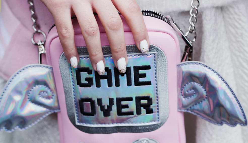 Dos capas de esmalte blanco y toques de un esmalte con brillantina es una excelente alternativa para la primavera. Aplica los brillos de la mitad de la uña a la punta Esta propuesta la vimos en la pasarela de Nicole Miller SS16.