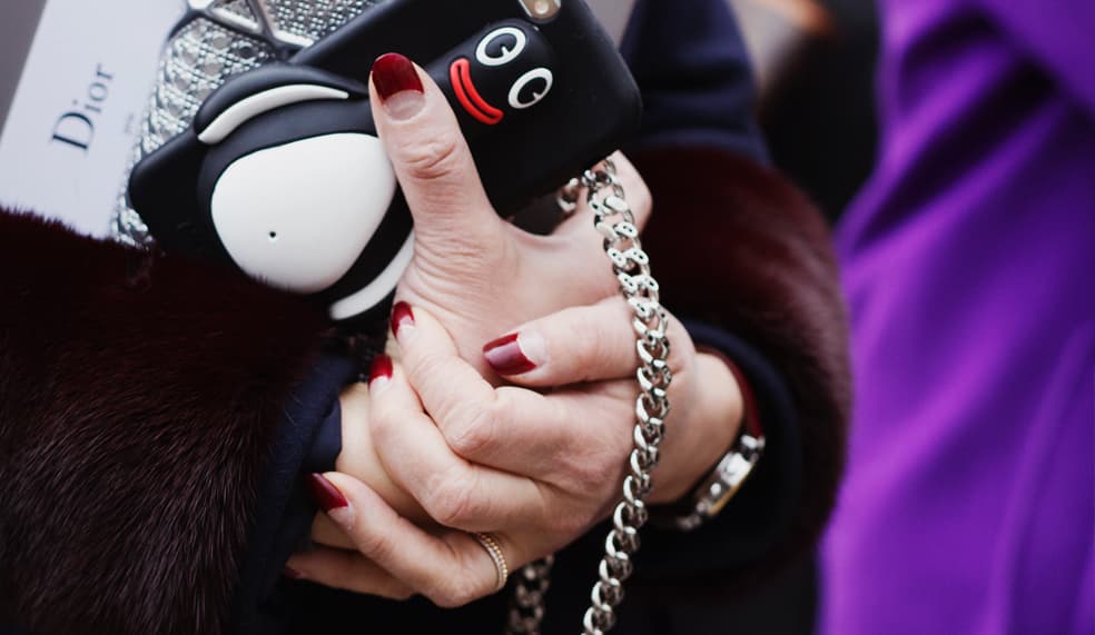 Una etiqueta circular (o anilla adhesiva) te ayuda a trazar la curva en la uña. Si quieres imitar cualquiera de estas propuestas no olvides aplicar una capa de base de barniz transparente para protegerlas.