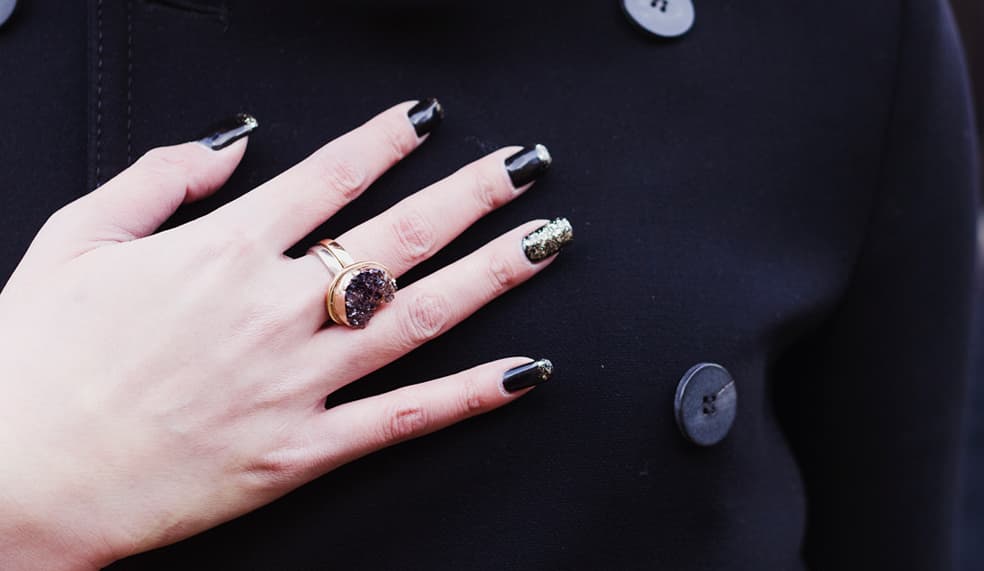 Las uñas que llevan un tono obscuro cambian por completo con unos cuantos toques de barniz dorado. Puedes saturarlas con el dorado todo lo que quieras. Pero al finalizar recuerda aplicar una capa top coat, para proteger el efecto y que sea duradero.